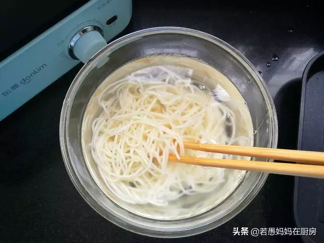 夏天麵條這樣吃,簡單快手,比泡麵營養健康