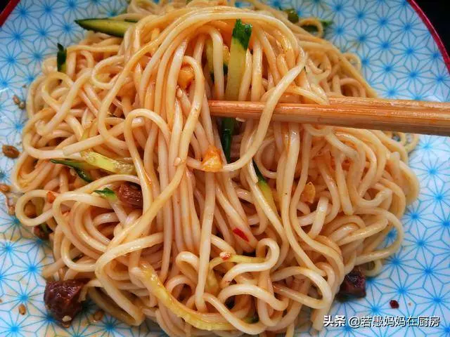 夏天麵條這樣吃,簡單快手,比泡麵營養健康