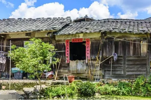 婆婆苦口婆心勸我不要和老公離婚,我含淚說一番話,婆婆愣住原地