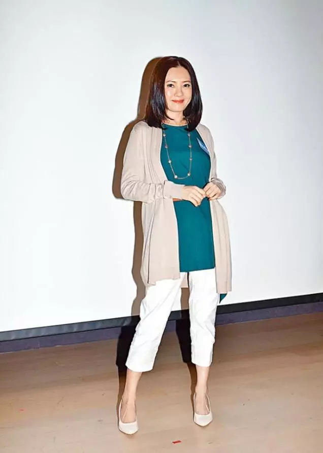 李麗珍女兒首次曬與男友甜蜜吻照,網友:22歲顏值不輸媽媽年輕時