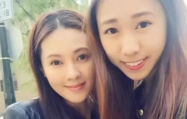 李麗珍女兒首次曬與男友甜蜜吻照,網友:22歲顏值不輸媽媽年輕時