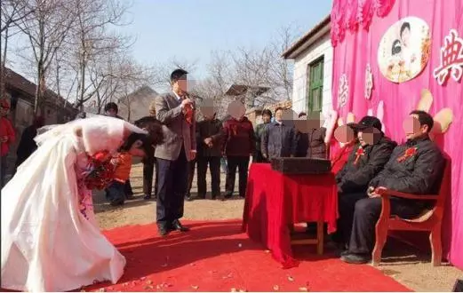 弟弟結婚我偷偷準備五萬,無意間看到老公的手機,讓我淚流滿面!