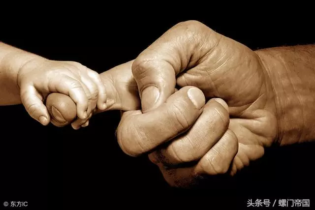 哥哥讓妹妹跟了貧窮的爸爸,長大後妹妹過上了別墅豪車的日子
