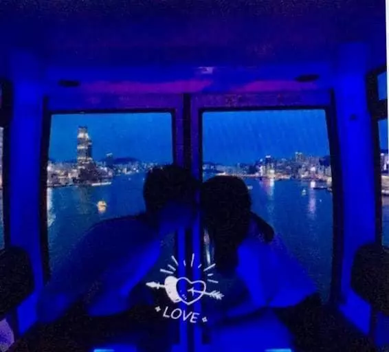 大家小心呢個女仔!呃人感情,撬人牆腳,專呃男仔錢,一個人拖幾條仔,樣樣齊!