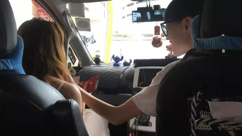 大家小心呢個女仔!呃人感情,撬人牆腳,專呃男仔錢,一個人拖幾條仔,樣樣齊!