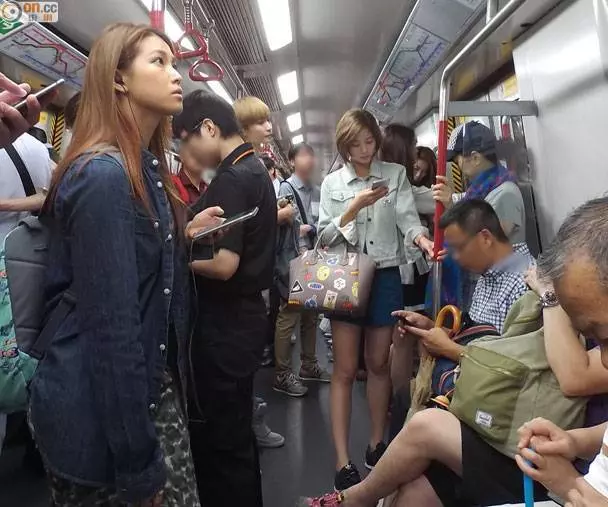 大陸妹係港鐵車廂話廣東話無文化,結果被串到一楝都無
