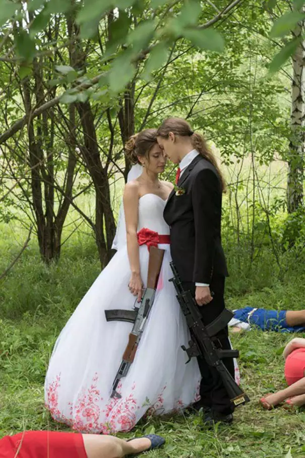 俄羅斯人的幽默好難懂… 30張「非主流過頭」的結婚照