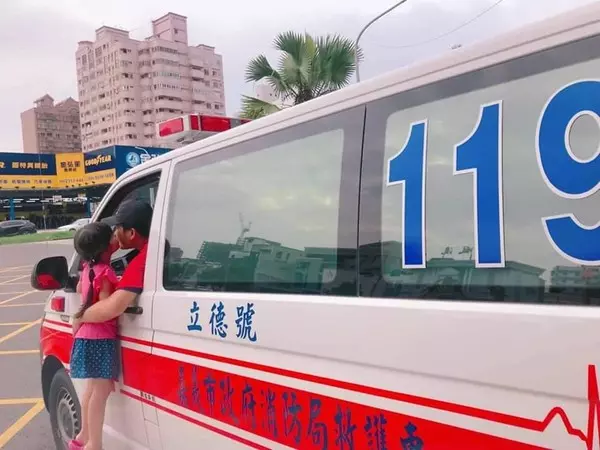 人妻抓包「辮子妹吻別老公」卻不敢怎樣 一看後照鏡「還有小四」網大笑