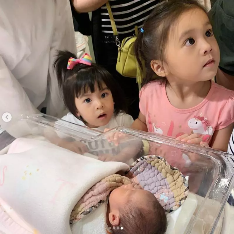 賈靜雯迎家族新成員!咘咘和Bo妞:媽媽生的弟弟勒