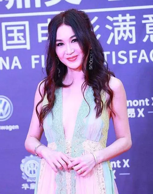 52歲最美妲己「溫碧霞」激凸走紅毯!她自認:沒有穿Bra!