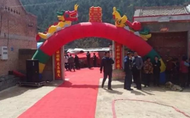 再婚前夕,前岳母過來了,遞給張銀行卡,一句話女婿癱在地上!