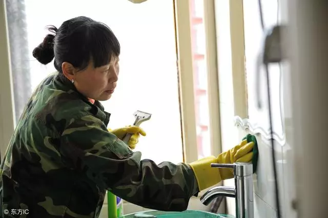 父親去世後繼母把他趕出家門,12年後兩人不期而遇,繼母愣住了!