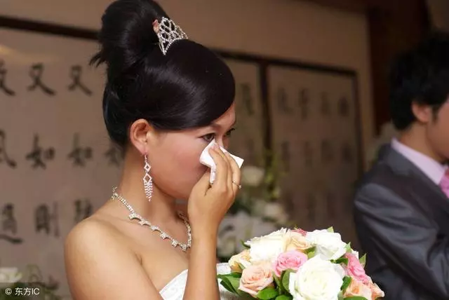 前夫去世三年我再婚,婚禮上前婆婆說一番話,老公含淚叫聲「媽」