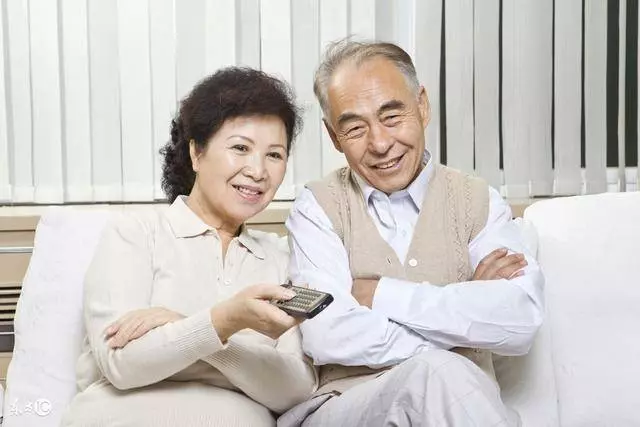 岳母過來照顧女兒,我回家聽她和我爸說話,嚇得我要送他們走