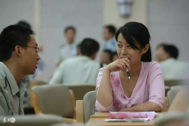 帶著兒子改嫁後,婆婆在飯桌上教訓他,老公說的話讓我覺得很幸福