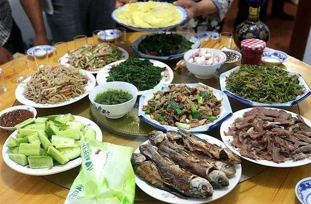 我爸媽從農村趕來看孫子,岳母做的菜,老婆說的話,讓我難受發火