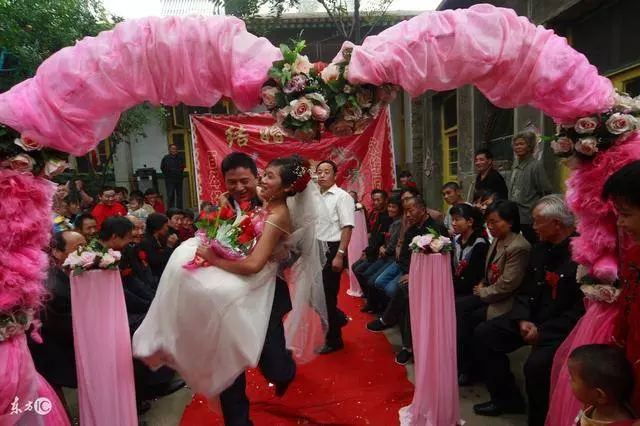 未婚先孕,婆婆趁機降低彩禮,男朋友含糊同意,婚禮上我讓她後悔