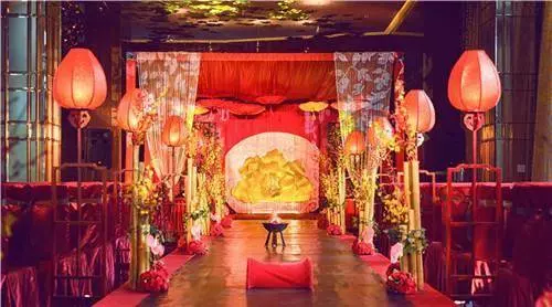 生下女兒婆婆送條金鏈子,我隨手扔垃圾桶,老公一個勁的誇我聰明
