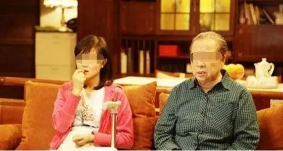 生下女兒婆婆送條金鏈子,我隨手扔垃圾桶,老公一個勁的誇我聰明