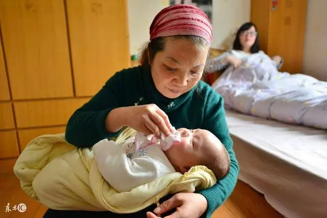 月子期間婆婆只照顧我,嫂子竟然報復我,想法設法拆散我和老公
