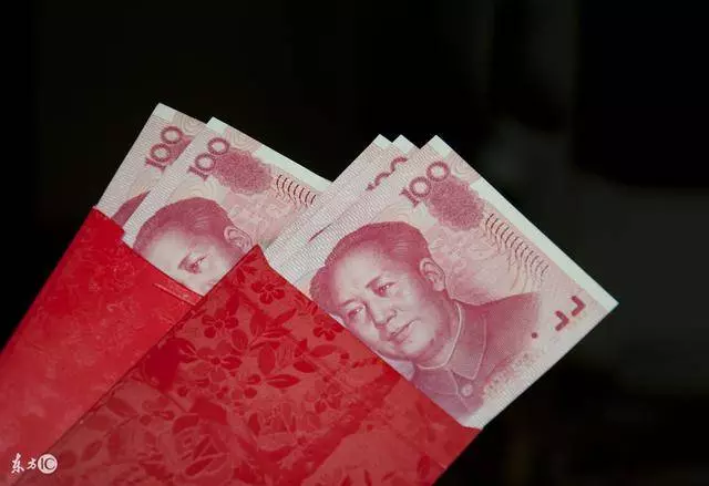 過年給侄子500紅包,親戚家人說我小氣,哥哥們不拿,父母也高興