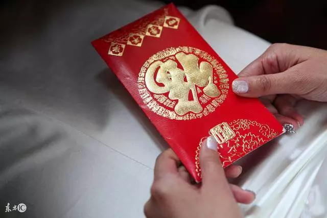 過年給侄子500紅包,親戚家人說我小氣,哥哥們不拿,父母也高興