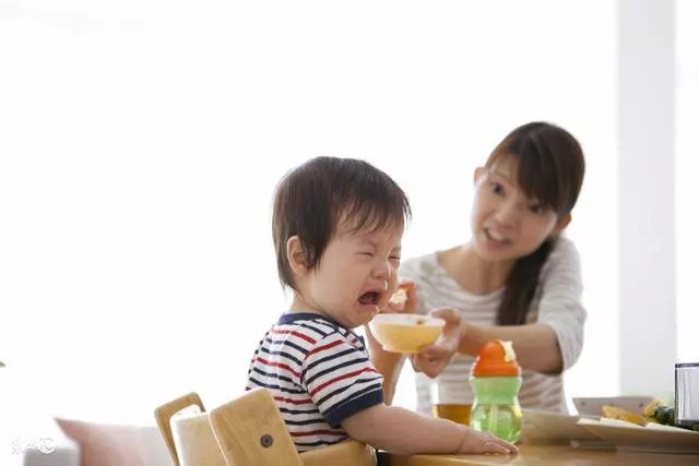 你讓我們母女凈身出戶,又憑什麼讓孩子認你這個父親,你不配