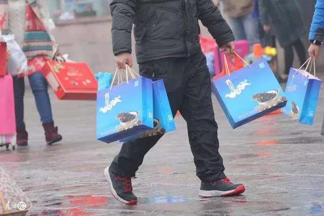 男朋友從家鄉帶一瓶好酒,老爸喝了稱讚好,卻讓我分手不讓進家門