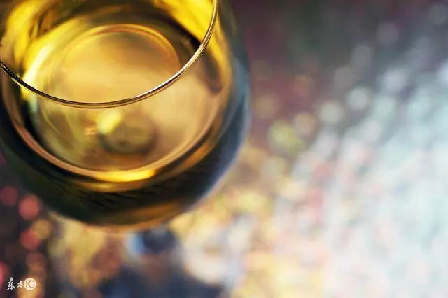 男朋友從家鄉帶一瓶好酒,老爸喝了稱讚好,卻讓我分手不讓進家門