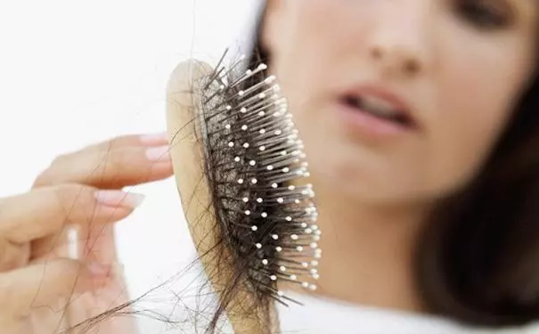 只有女生才能懂!女網友搜集「每天掉的頭髮」,1個月後「超誇張髮量」讓她超崩潰:這是真的