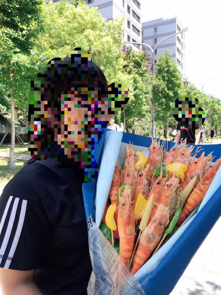 畢業生收「泰國蝦花」成全校焦點 同學圍觀想吃:有創意耶
