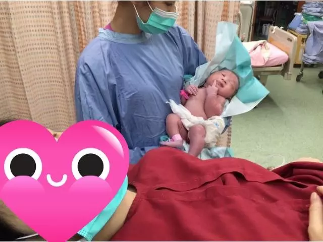 新生女兒很派!初見面就「手勢嗆老爸」 網友狂笑:霸氣滿滿