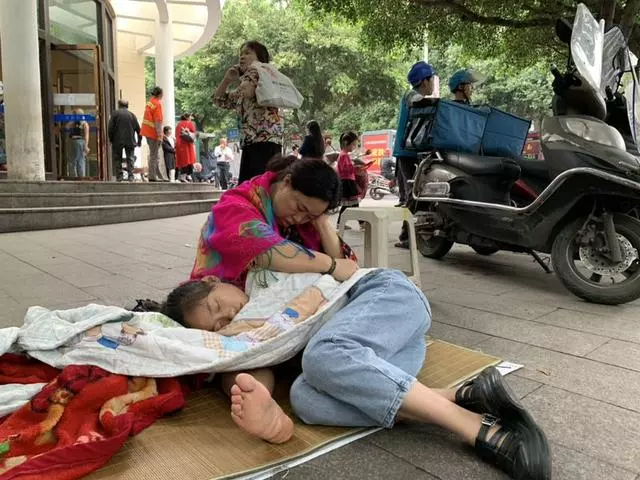 直擊長寧地震:逃生中抱出狗狗母子7條,塌房中救出陌生孩子