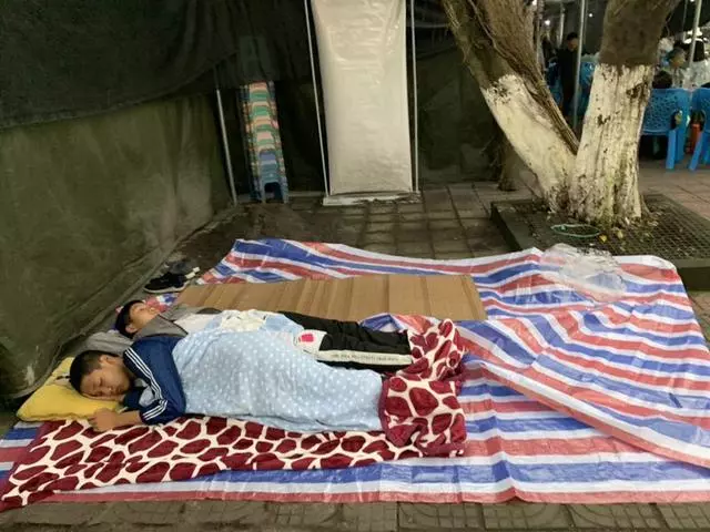直擊長寧地震:逃生中抱出狗狗母子7條,塌房中救出陌生孩子