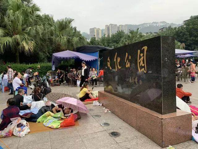 直擊長寧地震:逃生中抱出狗狗母子7條,塌房中救出陌生孩子