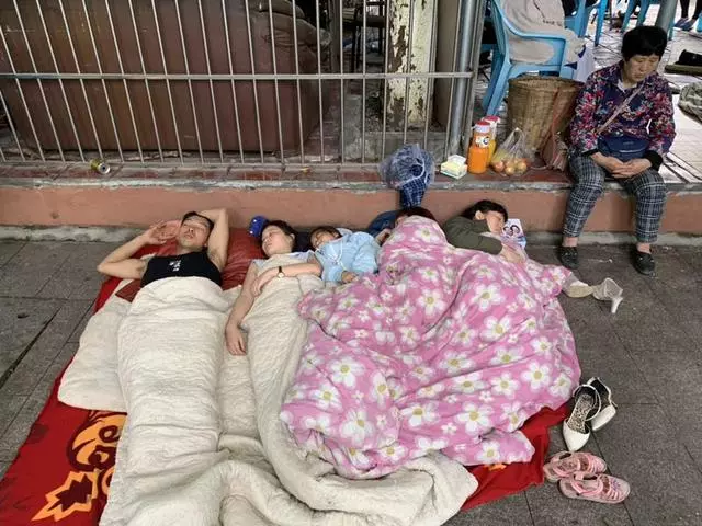 直擊長寧地震:逃生中抱出狗狗母子7條,塌房中救出陌生孩子