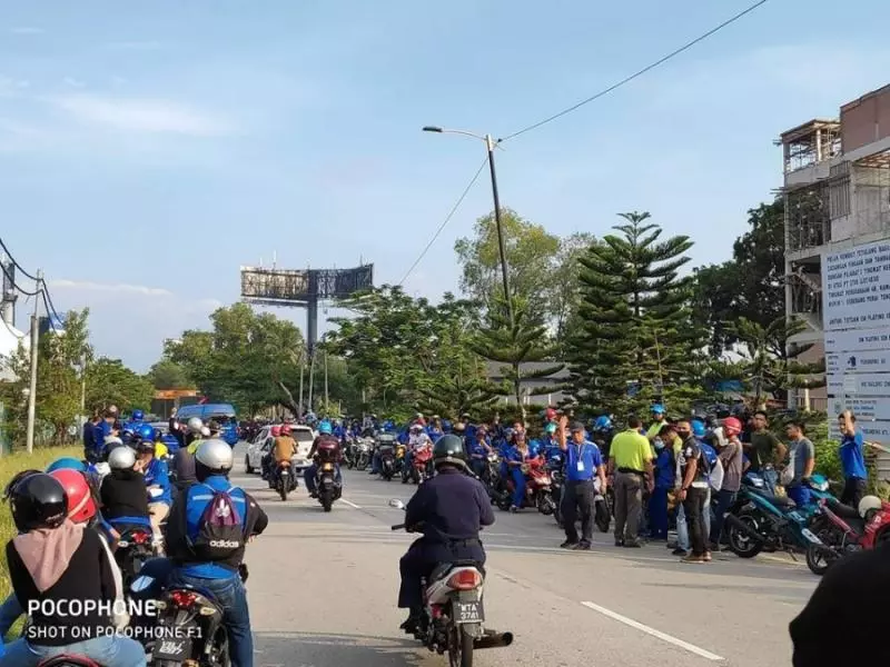 華裔經理一句「sampah」惹禍巫裔員工,200人圍堵工廠罷工抗議!