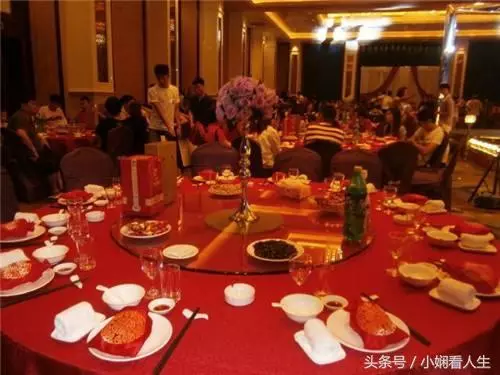 兒子滿月宴,丈母娘給了一萬紅包,知道緣由後我把老婆打回娘家