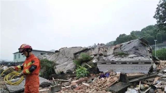 【四川深夜強震】Angelababy驚慌逃難,不少民眾也嚇壞半裸逃命!網友:真的好怕…