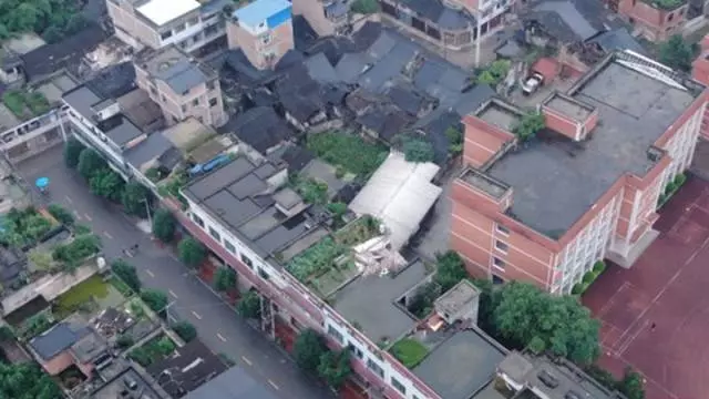 【四川深夜強震】Angelababy驚慌逃難,不少民眾也嚇壞半裸逃命!網友:真的好怕…