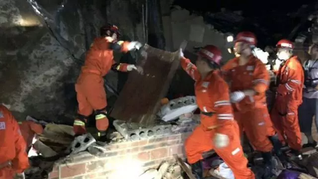 【四川深夜強震】Angelababy驚慌逃難,不少民眾也嚇壞半裸逃命!網友:真的好怕…