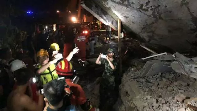 【四川深夜強震】Angelababy驚慌逃難,不少民眾也嚇壞半裸逃命!網友:真的好怕…