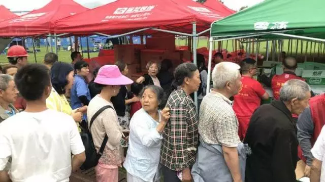 【四川深夜強震】Angelababy驚慌逃難,不少民眾也嚇壞半裸逃命!網友:真的好怕…