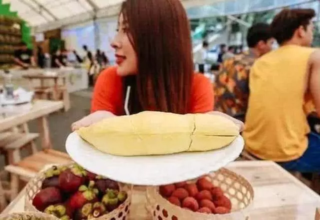 在泰國,碰到水果攤美女遞給你手套千萬不要接,老司機:「否則要出事」