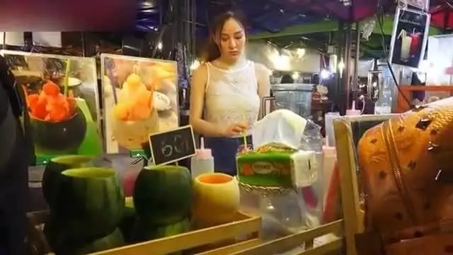 在泰國,碰到水果攤美女遞給你手套千萬不要接,老司機:「否則要出事」