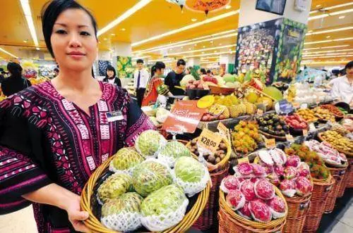 在泰國,碰到水果攤美女遞給你手套千萬不要接,老司機:「否則要出事」
