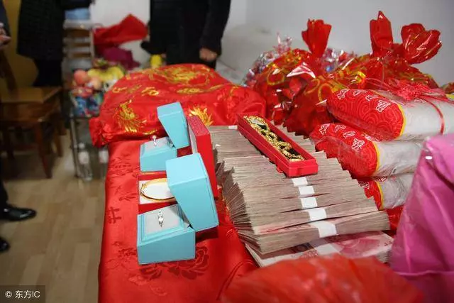 咱們結婚彩禮2萬,你弟結婚彩禮20萬,你爸媽借的債,憑什麼我還