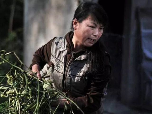 私自拿3千塊給母親看病,丈母娘生氣罵我,我盛怒中扇了她耳光