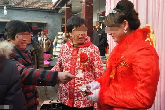新婚串門哥嫂不正眼瞧,三年後求助,婆婆說不借錢給白眼狼