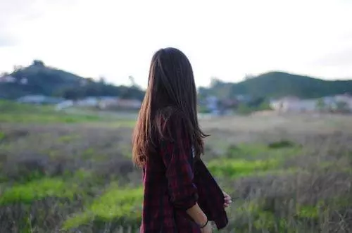 新婚串門哥嫂不正眼瞧,三年後求助,婆婆說不借錢給白眼狼